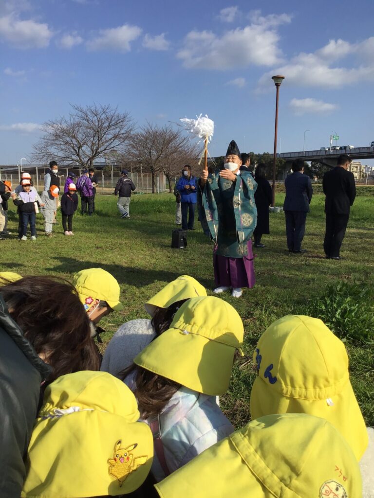 篠崎八幡神社の神職さんや小倉北区長さんをはじめ来賓の方々が来られ玉串礼拝の様子や、点火式の様子を子ども達は真剣なまなざしで見入っていました。